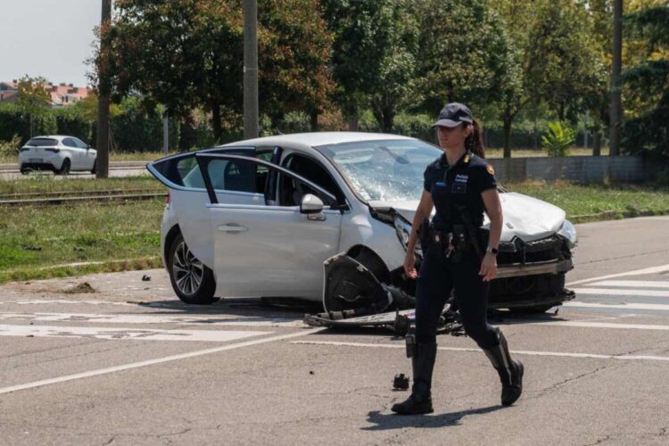 Un carabiniere di fronte all'auto che ha investito e ucciso Cecilia De Astis
