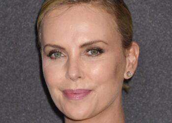 Un primo piano di Charlize Theron