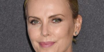 Un primo piano di Charlize Theron