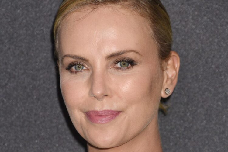Un primo piano di Charlize Theron