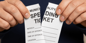 Hai ricevuto una multa notificata in ritardo o con errori formali? Ecco quando la legge prevede l’annullamento totale