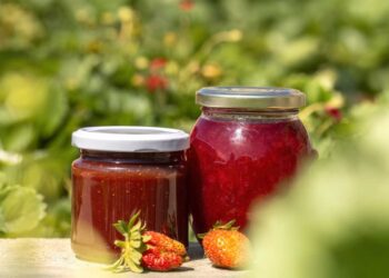 Il botulino può essere presente nei cibi conservati in barattolo o sottovuoto - Nella foto: dei barattoli di marmellata