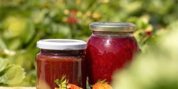 Il botulino può essere presente nei cibi conservati in barattolo o sottovuoto - Nella foto: dei barattoli di marmellata