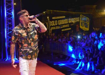 Emis Killa durante un concerto