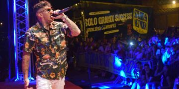 Emis Killa durante un concerto