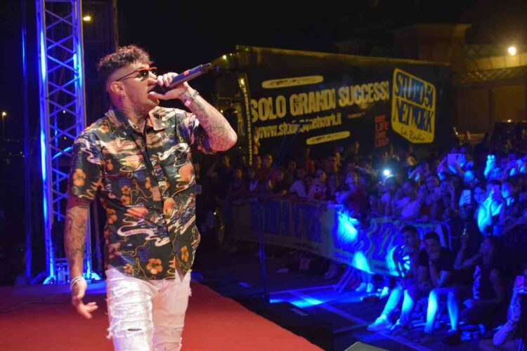 Emis Killa durante un concerto