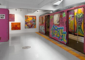 Sembra una fermata della metro di New York, ma è una mostra: Lady Pink trasforma una galleria di Londra in un’opera urbana a grandezza naturale