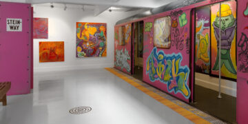 Sembra una fermata della metro di New York, ma è una mostra: Lady Pink trasforma una galleria di Londra in un’opera urbana a grandezza naturale