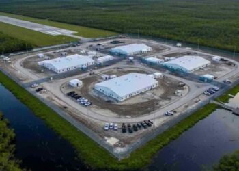 Giudice ordina la chiusura di Alligator Alcatraz