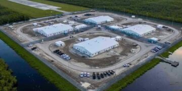 Giudice ordina la chiusura di Alligator Alcatraz