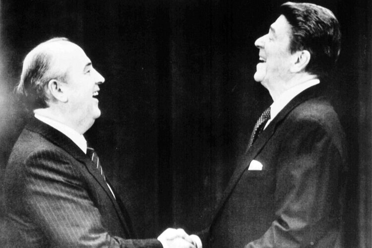 Il-leader-russo-Mikhail-Gorbaciov-e-il-presidente-americano-Ronald-Reagan@ANSA