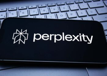 Il logo di Perplexity sullo schermo di uno smartphone