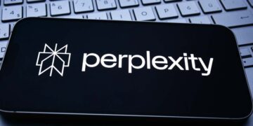 Il logo di Perplexity sullo schermo di uno smartphone