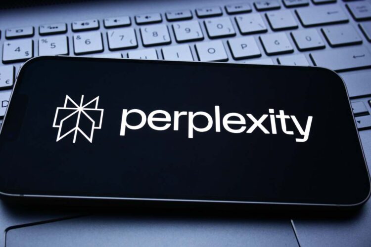 Il logo di Perplexity sullo schermo di uno smartphone