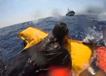 Il salvataggio dei migranti al largo di Lampedusa