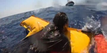 Il salvataggio dei migranti al largo di Lampedusa
