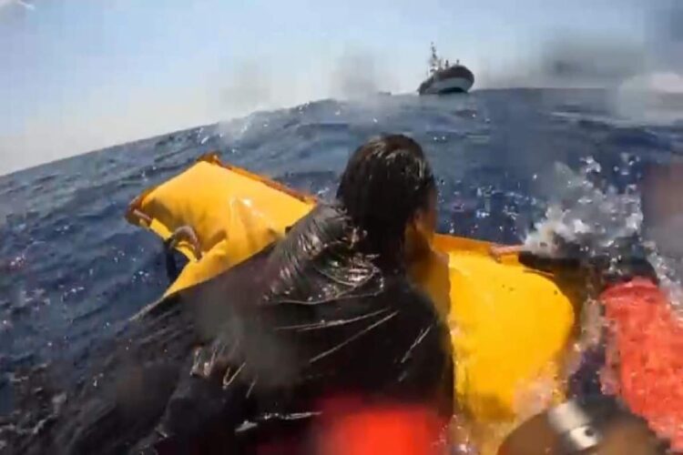 Il salvataggio dei migranti al largo di Lampedusa