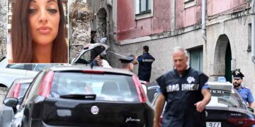 Inquirenti all'esterno dell'abitazione dove una donna di 47 anni, Tina Sgarbini (immagine nel riquadro), è stata uccisa a Montecorvino Rovella