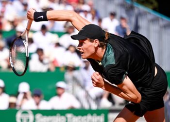 Jannik Sinner al servizio