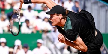 Jannik Sinner al servizio