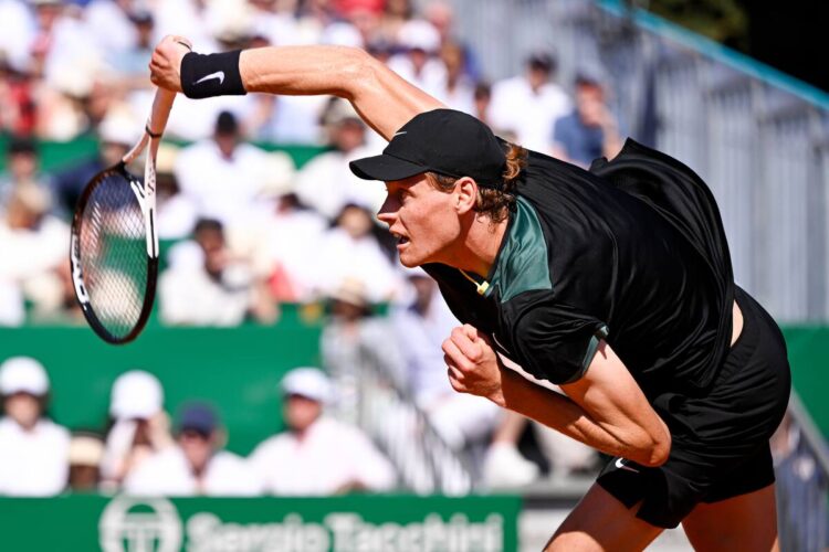 Jannik Sinner al servizio