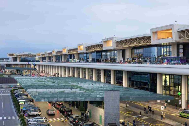 Malpensa, fumo a bordo prima del decollo: passeggeri evacuati da un volo easyJet