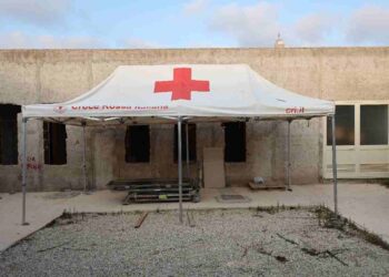 L'edificio di Lampedusa dove sono state posizionate le bare dei migranti morti durante il naufragio