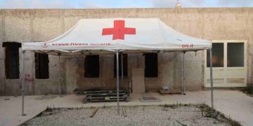 L'edificio di Lampedusa dove sono state posizionate le bare dei migranti morti durante il naufragio
