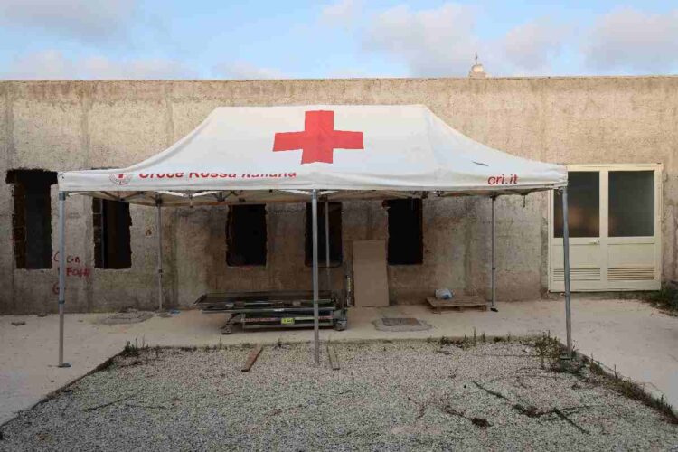 L'edificio di Lampedusa dove sono state posizionate le bare dei migranti morti durante il naufragio