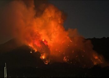 L'incendio alle pendici del Vesuvio