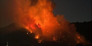 L'incendio alle pendici del Vesuvio
