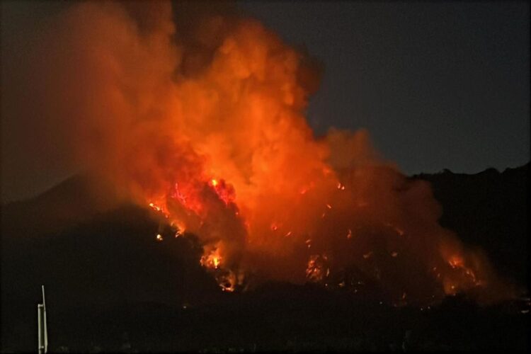 L'incendio alle pendici del Vesuvio