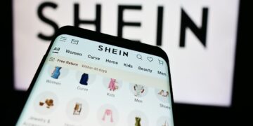 Lo store di Shein sullo schermo di uno smartphone