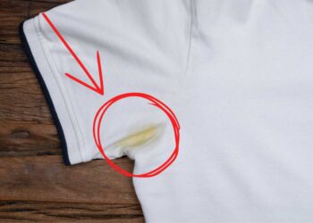 Sentire l’odore del sudore anche dopo il lavaggio? Ecco i rimedi casalinghi che salvano le magliette bianche (e come evitare le macchie gialle)