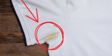 Sentire l’odore del sudore anche dopo il lavaggio? Ecco i rimedi casalinghi che salvano le magliette bianche (e come evitare le macchie gialle)