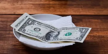 Negli Stati Uniti crollano le mance: perché i clienti lasciano sempre meno e i ristoranti rischiano grosso