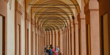A Bologna esiste un portico lungo 4 chilometri che porta a un santuario