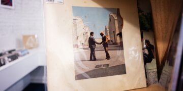 Ronnie Rondell Jr in fiamme sull'iconica copertina dei Pink Floyd