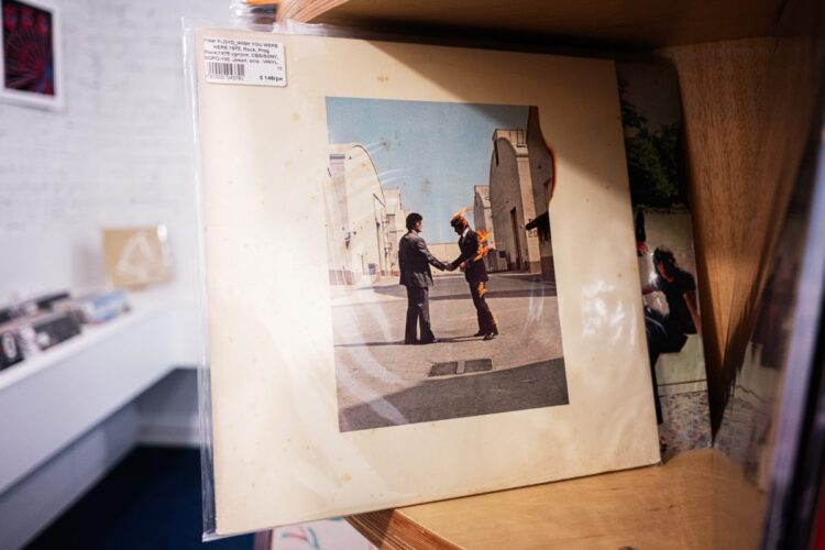 Ronnie Rondell Jr in fiamme sull'iconica copertina dei Pink Floyd