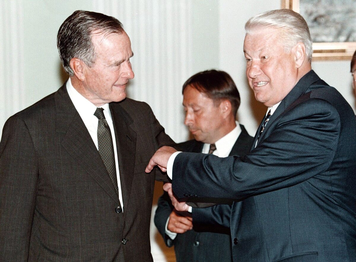 Russian president Boris Yeltsin (R) pointing at former US president George Bush