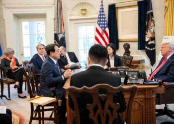 Ryosei Akazawa durante una discussione sui dazi con Donald Trump