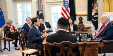 Ryosei Akazawa durante una discussione sui dazi con Donald Trump