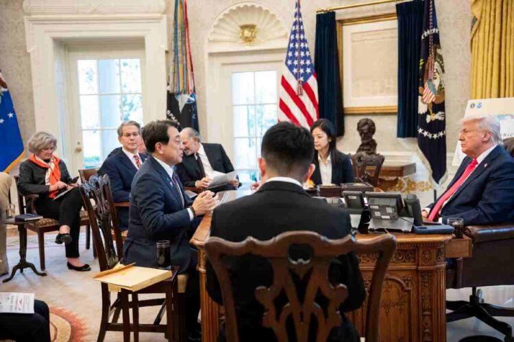 Ryosei Akazawa durante una discussione sui dazi con Donald Trump