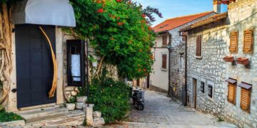 A pochi km dal confine italiano trovi la città più piccola del mondo: Colmo, in Croazia. In appena 100 metri vivono 20 abitanti