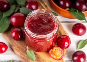 Sequestrati oltre 600 kg di conserve e succhi di frutta a Bologna per rischio Botulino