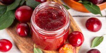 Sequestrati oltre 600 kg di conserve e succhi di frutta a Bologna per rischio Botulino