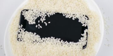 Se ti cade il cellulare nel lavandino o nel WC, ecco cosa fare immediatamente