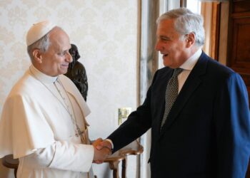 Tajani stringe la mano a Papa Leone XIV durante il loro incontro al Vaticano