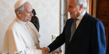 Tajani stringe la mano a Papa Leone XIV durante il loro incontro al Vaticano