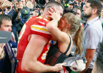 Un bacio tra Travis Kelce e Taylor Swift